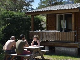Camping Pas Cher vous présente avec son site Officiel campingpascher.fr, le Camping De L'Ile classé 3 étoiles, situé sur la commune de Saint Crepin dans le département Hautes-alpes (Provence-alpes-côte D'azur) en France. Le camping De L'Ile vous propose un hébergement de type chalet de 30 m². L'établissement vous propose 6 autres types d'hébergements. Découvrez tous nos séjours à petits prix dans la commune et aux alentours de Saint Crepin du département : Hautes-alpes (Provence-alpes-côte D'azur). Les Avis clients pour le Camping De L'Ile sont excellents avec une note moyenne de 10 sur 10. Piscine chauffée, Piscine extérieure, Aire de jeux enfants, Canoë-kayak, Court de tennis, Cyclisme, Escalade, Ping-pong, Pétanque, Randonnée, Terrain de football, Terrain de volley-ball, Voile, Bar, Boulangerie, Bureau de tabac, Dépôt de pain, Pizzeria, Restaurant, Supermarché, Épicerie,... En savoir plus : cliquez-ICI.