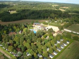 Camping Pas Cher vous présente avec son site Officiel campingpascher.fr, le Camping Le Pigeonnier classé 3 étoiles, situé sur la commune de Saint Crepin Et Carlucet dans le département Dordogne (Aquitaine) en France. Le camping Le Pigeonnier, vous présente un hébergement de type mobil-home de 32 m² et télévision. Le camping Le Pigeonnier vous propose du mardi 09 juin au mardi 16 juin 2026 avec une PROMO de DERNIÈRE MINUTE, en promotion à -15% pour 7 nuits à 327,25 € au lieu de 385,0 € soit une Économie de 57,75 €. Cette location propose 12 dates différentes pour réserver votre séjour. Découvrez également les 3 autres gammes d'hébergements du camping. Les Avis clients pour le Camping Le Pigeonnier sont de 7 sur 10. Piscine chauffée, Piscine extérieure, Animations familiales, Club ados, Club enfants, Aire de jeux enfants, Baby-foot, Canoë-kayak, Golf, Ping-pong, Piscine, Pétanque, Randonnée, Salle de fitness, Structure gonflable enfants, Terrain de football, Terrain de volley-ball, Bar, Dépôt de pain, Pizzeria, Plats à emporter, Snack/Bar, Épicerie,... En savoir plus : cliquez-ICI.