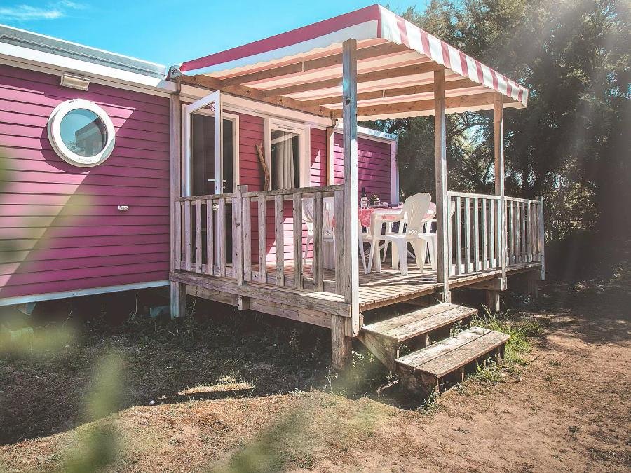 Camping Pas Cher vous présente avec son site Officiel campingpascher.fr, le Camping Le Suroit classé 4 étoiles, situé sur la commune de Saint Georges D'oléron dans le département Charente-maritime (Poitou Charentes) en France. Le camping Le Suroit, vous présente un hébergement de type mobil-home. Le camping Le Suroit vous proposeun séjour PAS CHER avec une REMISEdu sam. 19 septembre au sam. 26 septembre 2026, en promotion à -35% pour 7 nuits à 319 € au lieu de 490,77 € soit une Économie de 171,77 €. Cette location propose 8 dates différentes pour réserver votre séjour. Découvrez également les 1 autres gammes d'hébergements du camping. Les Avis clients pour le Camping Le Suroit sont excellents avec une note moyenne de 8 sur 10. Mer, Piscine couverte, Piscine extérieure, Animation enfants, Animations familiales, Aire de jeux enfants, Paddle, Ping-pong, Pétanque, Ski nautique, Terrain multisports, Voile, Bar, Plats à emporter, Restaurant, Épicerie,... En savoir plus : cliquez-ICI.