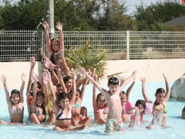 Camping Pas Cher vous présente avec son site Officiel campingpascher.fr, le Camping Le Suroit classé 4 étoiles, situé sur la commune de Saint Georges D'oléron dans le département Charente-maritime (Poitou Charentes) en France. Le camping Le Suroit, vous présente un hébergement de type mobil-home. Le camping Le Suroit vous proposeun séjour PAS CHER avec une REMISEdu sam. 28 mars au sam. 04 avril 2026, en promotion à -35% pour 7 nuits à 339 € au lieu de 521,54 € soit une Économie de 182,54 €. Cette location propose 21 dates différentes pour réserver votre séjour. Découvrez également les 1 autres gammes d'hébergements du camping. Les Avis clients pour le Camping Le Suroit sont excellents avec une note moyenne de 8 sur 10. Mer, Piscine couverte, Piscine extérieure, Animation enfants, Animations familiales, Aire de jeux enfants, Paddle, Ping-pong, Pétanque, Ski nautique, Terrain multisports, Voile, Bar, Plats à emporter, Restaurant, Épicerie,... En savoir plus : cliquez-ICI.