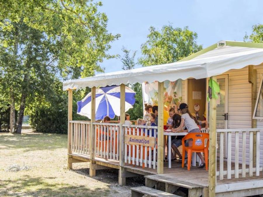 Camping Pas Cher vous présente avec son site Officiel campingpascher.fr, le Camping Domaine D'Oléron classé 4 étoiles, situé sur la commune de Saint Georges D'oléron dans le département Charente-maritime (Poitou Charentes) en France. Le camping Domaine D'Oléron vous propose un hébergement de type mobil-home de 27 m² pour 6 personnes (télévision). L'établissement vous propose 14 autres types d'hébergements. Découvrez tous nos séjours à petits prix dans la commune et aux alentours de Saint Georges D'oléron du département : Charente-maritime (Poitou Charentes). Les Avis clients pour le Camping Domaine D'Oléron sont excellents avec une note moyenne de 8 sur 10. Piscine chauffée, Piscine extérieure, Animation enfants, Animations familiales, Aire de jeux enfants, Canoë-kayak, Centre équestre, Cyclisme, Golf, Ping-pong, Piscine, Pétanque, Randonnée, Terrain multisports, Bar, Dépôt de pain, Snack/Bar,... En savoir plus : cliquez-ICI.