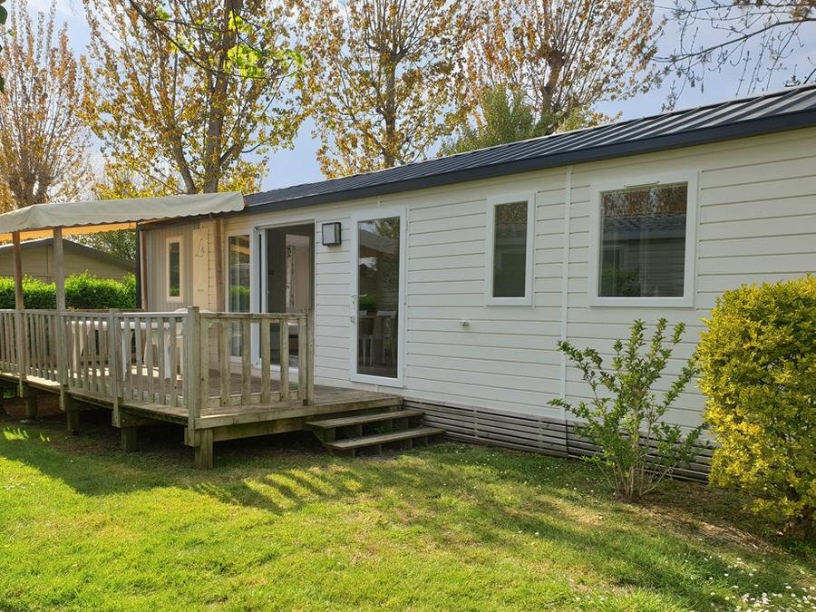 Camping Pas Cher vous présente avec son site Officiel campingpascher.fr, le Camping Domaine D'Oléron classé 4 étoiles, situé sur la commune de Saint Georges D'oléron dans le département Charente-maritime (Poitou Charentes) en France. Le camping Domaine D'Oléron vous propose un hébergement de type mobil-home de 40 m² avec climatisation (télévision). L'établissement vous propose 14 autres types d'hébergements. Découvrez tous nos séjours à petits prix dans la commune et aux alentours de Saint Georges D'oléron du département : Charente-maritime (Poitou Charentes). Les Avis clients pour le Camping Domaine D'Oléron sont excellents avec une note moyenne de 8 sur 10. Piscine chauffée, Piscine extérieure, Animation enfants, Animations familiales, Aire de jeux enfants, Golf, Jet-ski, Ping-pong, Pétanque, Randonnée, Terrain multisports, Voile, kiteSurf, Bar, Dépôt de pain, Snack/Bar,... En savoir plus : cliquez-ICI.