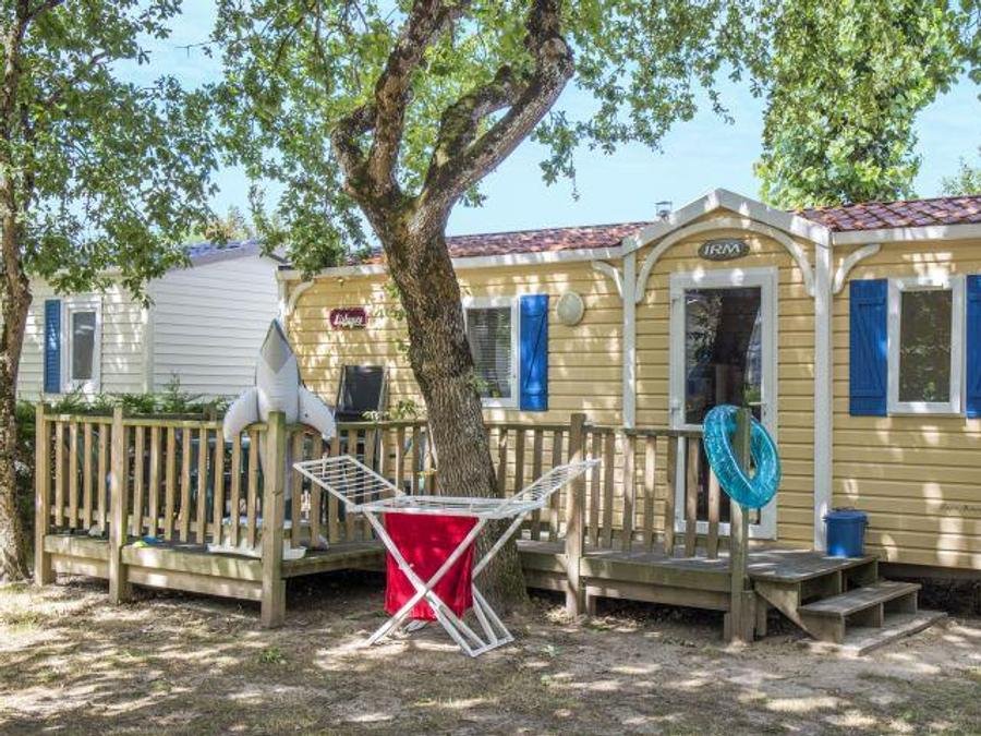 Camping Pas Cher vous présente avec son site Officiel campingpascher.fr, le Camping Domaine D'Oléron classé 4 étoiles, situé sur la commune de Saint Georges D'oléron dans le département Charente-maritime (Poitou Charentes) en France. Le camping Domaine D'Oléron, vous présente un hébergement de type mobil-home de 20 m² et télévision. Le camping Domaine D'Oléron vous propose du mardi 16 juin au mardi 23 juin 2026 avec un DÉPART DEMAIN pour 7 nuits à 370€. Cette location propose 4 dates différentes pour réserver votre séjour. Découvrez également les 14 autres gammes d'hébergements du camping. Les Avis clients pour le Camping Domaine D'Oléron sont excellents avec une note moyenne de 8 sur 10. Piscine chauffée, Piscine extérieure, Animation enfants, Animations familiales, Aire de jeux enfants, Golf, Jet-ski, Ping-pong, Pétanque, Randonnée, Terrain multisports, Voile, kiteSurf, Bar, Dépôt de pain, Snack/Bar,... En savoir plus : cliquez-ICI.