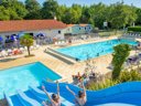 Camping Pas Cher vous présente avec son site Officiel campingpascher.fr, le Camping Domaine D'Oléron classé 4 étoiles, situé sur la commune de Saint Georges D'oléron dans le département Charente-maritime (Poitou Charentes) en France. Le camping Domaine D'Oléron vous propose un hébergement de type mobil-home de 40 m² avec climatisation (télévision). L'établissement vous propose 14 autres types d'hébergements. Découvrez tous nos séjours à petits prix dans la commune et aux alentours de Saint Georges D'oléron du département : Charente-maritime (Poitou Charentes). Les Avis clients pour le Camping Domaine D'Oléron sont excellents avec une note moyenne de 8 sur 10. Piscine chauffée, Piscine extérieure, Animation enfants, Animations familiales, Aire de jeux enfants, Golf, Jet-ski, Ping-pong, Pétanque, Randonnée, Terrain multisports, Voile, kiteSurf, Bar, Dépôt de pain, Snack/Bar,... En savoir plus : cliquez-ICI.