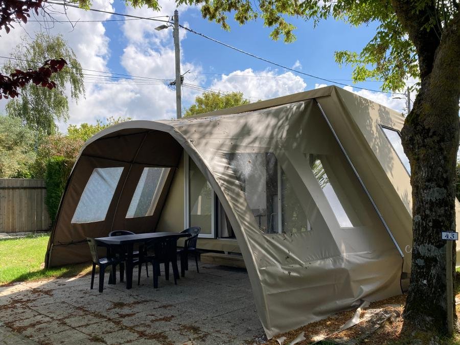 Camping Pas Cher vous présente avec son site Officiel campingpascher.fr, le Camping Bleu Mer classé 3 étoiles, situé sur la commune de Saint Georges De Didonne dans le département Charente-maritime (Poitou Charentes) en France. Le camping Bleu Mer vous propose un hébergement de type tente de 17 m² pour 4 personnes. L'établissement vous propose 9 autres types d'hébergements. Découvrez tous nos séjours à petits prix dans la commune et aux alentours de Saint Georges De Didonne du département : Charente-maritime (Poitou Charentes). Les Avis clients pour le Camping Bleu Mer sont excellents avec une note moyenne de 8 sur 10. Piscine chauffée, Piscine extérieure, Animations familiales, Aire de jeux enfants, Baby-foot, Canoë-kayak, Centre équestre, Court de tennis, Cyclisme, Parcours sportif, Ping-pong, Pétanque, Bar, Dépôt de pain, Snack/Bar, Supermarché, Épicerie,... En savoir plus : cliquez-ICI.
