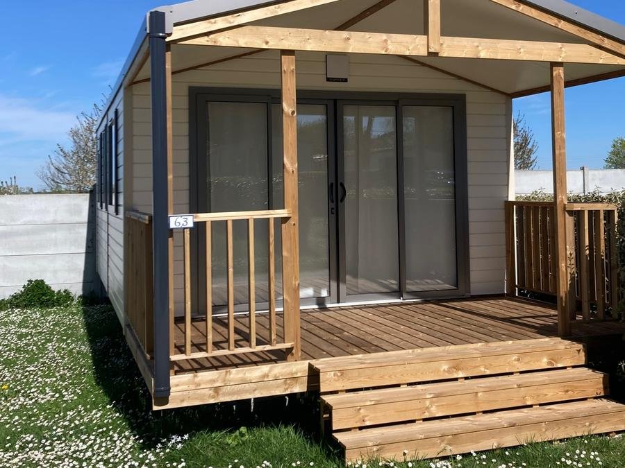 Camping Pas Cher vous présente avec son site Officiel campingpascher.fr, le Camping Bleu Mer classé 3 étoiles, situé sur la commune de Saint Georges De Didonne dans le département Charente-maritime (Poitou Charentes) en France. Le camping Bleu Mer vous propose un hébergement de type mobil-home de 25 m² (télévision). L'établissement vous propose 13 autres types d'hébergements. Découvrez tous nos séjours à petits prix dans la commune et aux alentours de Saint Georges De Didonne du département : Charente-maritime (Poitou Charentes). Les Avis clients pour le Camping Bleu Mer sont excellents avec une note moyenne de 8 sur 10. Piscine chauffée, Piscine extérieure, Animations familiales, Aire de jeux enfants, Baby-foot, Canoë-kayak, Centre équestre, Court de tennis, Cyclisme, Parcours sportif, Ping-pong, Pétanque, Bar, Dépôt de pain, Snack/Bar, Supermarché, Épicerie,... En savoir plus : cliquez-ICI.