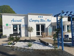 Camping Pas Cher vous présente avec son site Officiel campingpascher.fr, le Camping Bleu Mer classé 3 étoiles, situé sur la commune de Saint Georges De Didonne dans le département Charente-maritime (Poitou Charentes) en France. Le camping Bleu Mer vous propose un hébergement de type appartement de 24 m² pour 1 personne (télévision). L'établissement vous propose 8 autres types d'hébergements. Découvrez tous nos séjours à petits prix dans la commune et aux alentours de Saint Georges De Didonne du département : Charente-maritime (Poitou Charentes). Les Avis clients pour le Camping Bleu Mer sont excellents avec une note moyenne de 8 sur 10. Piscine chauffée, Piscine extérieure, Animations familiales, Aire de jeux enfants, Baby-foot, Canoë-kayak, Centre équestre, Court de tennis, Cyclisme, Parcours sportif, Ping-pong, Pétanque, Bar, Dépôt de pain, Snack/Bar, Supermarché, Épicerie,... En savoir plus : cliquez-ICI.
