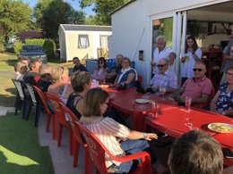 Camping Pas Cher vous présente avec son site Officiel campingpascher.fr, le Camping Bleu Mer classé 3 étoiles, situé sur la commune de Saint Georges De Didonne dans le département Charente-maritime (Poitou Charentes) en France. Le camping Bleu Mer, vous présente un hébergement de type mobil-home de 27 m² pour 1 personne et télévision. Le camping Bleu Mer vous propose du vendredi 03 avril au vendredi 10 avril 2026 pour 7 nuits à 351€. Cette location propose 106 dates différentes pour réserver votre séjour. Découvrez également les 9 autres gammes d'hébergements du camping. Les Avis clients pour le Camping Bleu Mer sont excellents avec une note moyenne de 8 sur 10. Piscine chauffée, Piscine extérieure, Animations familiales, Aire de jeux enfants, Baby-foot, Canoë-kayak, Centre équestre, Court de tennis, Cyclisme, Parcours sportif, Ping-pong, Pétanque, Bar, Dépôt de pain, Snack/Bar, Supermarché, Épicerie,... En savoir plus : cliquez-ICI.