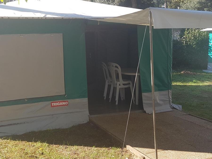 Camping Pas Cher vous présente avec son site Officiel campingpascher.fr, le Camping Le Roc De Lavandre classé 3 étoiles, situé sur la commune de Saint Félix De Reilhac Et Mortemart dans le département Dordogne (Aquitaine) en France. Le camping Le Roc De Lavandre, vous présente un hébergement de type bungalow toilé de 16 m² pour 2 personnes. Le camping Le Roc De Lavandre vous propose du sam. 27 juin au sam. 04 juillet 2026 pour 7 nuits à 200€. Cette location propose 9 dates différentes pour réserver votre séjour. Découvrez également les 6 autres gammes d'hébergements du camping. Les Avis clients pour le Camping Le Roc De Lavandre sont excellents avec une note moyenne de 8 sur 10. Piscine extérieure, Animation enfants, Animations familiales, Aire de jeux enfants, Baby-foot, Parcours sportif, Ping-pong, Pétanque, Randonnée, Structure gonflable enfants, Terrain de football, Bar, Dépôt de pain, Pizzeria, Snack/Bar,... En savoir plus : cliquez-ICI.