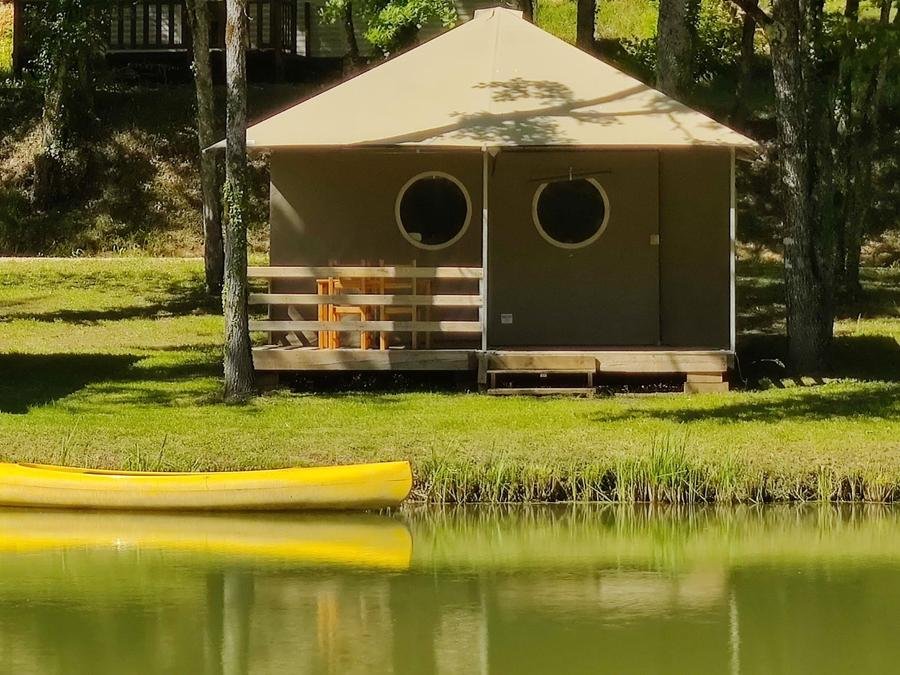 Camping Pas Cher vous présente avec son site Officiel campingpascher.fr, le Camping Le Roc De Lavandre classé 3 étoiles, situé sur la commune de Saint Félix De Reilhac Et Mortemart dans le département Dordogne (Aquitaine) en France. Le camping Le Roc De Lavandre, vous présente un hébergement de type bungalow toilé de 40 m² pour 5 personnes. Le camping Le Roc De Lavandre vous propose du sam. 27 juin au sam. 04 juillet 2026 pour 7 nuits à 320€. Cette location propose 55 dates différentes pour réserver votre séjour. Découvrez également les 6 autres gammes d'hébergements du camping. Les Avis clients pour le Camping Le Roc De Lavandre sont excellents avec une note moyenne de 8 sur 10. Piscine extérieure, Animation enfants, Animations familiales, Aire de jeux enfants, Baby-foot, Parcours sportif, Ping-pong, Pétanque, Randonnée, Structure gonflable enfants, Terrain de football, Bar, Dépôt de pain, Pizzeria, Snack/Bar,... En savoir plus : cliquez-ICI.