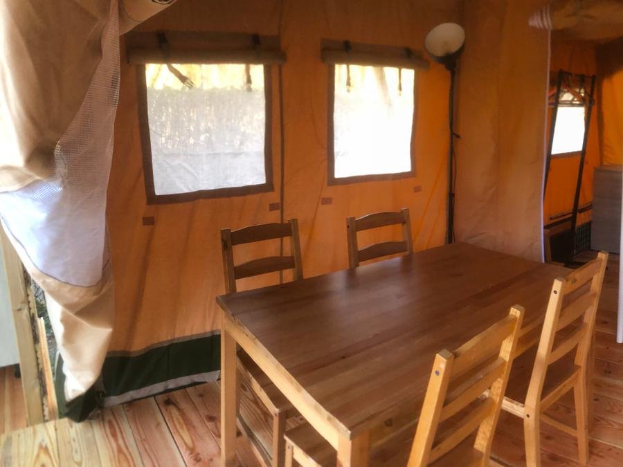 Camping Pas Cher vous présente avec son site Officiel campingpascher.fr, le Camping Du Pont De Saint Gal, situé sur la commune de Saint Gal Sur Sioule dans le département Puy-de-dôme (Auvergne) en France. Le camping Du Pont De Saint Gal, vous présente un hébergement de type lodge de 24 m² pour 4 personnes. Le camping Du Pont De Saint Gal vous propose du vendredi 05 juin au vendredi 12 juin 2026 avec un DÉPART DEMAIN pour 7 nuits à 378€. Cette location propose 72 dates différentes pour réserver votre séjour. Découvrez également les 3 autres gammes d'hébergements du camping. Les Avis clients pour le Camping Du Pont De Saint Gal sont excellents avec une note moyenne de 8 sur 10. Rivière, Piscine extérieure, Aire de jeux enfants, Canoë-kayak, Centre équestre, Cyclisme, Pétanque, Randonnée, Bar, Dépôt de pain, Snack/Bar,... En savoir plus : cliquez-ICI.