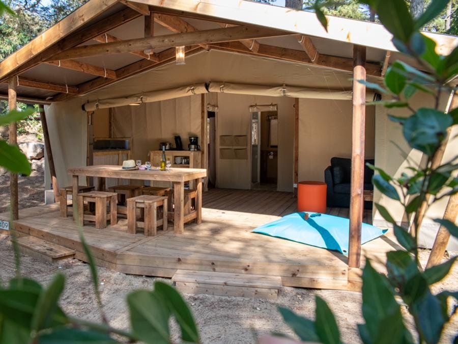 Camping Pas Cher vous présente avec son site Officiel campingpascher.fr, le Camping Les Cyprès classé 4 étoiles, situé sur la commune de Saint Gilles Croix De Vie dans le département Vendée (Pays De La Loire) en France. Le camping Les Cyprès, vous présente un hébergement de type tente de 32 m² pour 1 personne. Le camping Les Cyprès vous propose du vendredi 05 juin au vendredi 12 juin 2026 avec un DÉPART DEMAIN pour 7 nuits à 384€. Cette location propose 8 dates différentes pour réserver votre séjour. Découvrez également les 12 autres gammes d'hébergements du camping. Les Avis clients pour le Camping Les Cyprès sont de 7 sur 10. Piscine couverte, Piscine extérieure, Animations familiales, Club enfants, Aire de jeux enfants, Canoë-kayak, Centre équestre, Court de tennis, Golf, Ping-pong, Pétanque, Structure gonflable enfants, Terrain multisports, Bar, Dépôt de pain, Restaurant, Snack/Bar, Supermarché, Épicerie,... En savoir plus : cliquez-ICI.