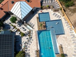 Camping Pas Cher vous présente avec son site Officiel campingpascher.fr, le Camping Les Cyprès classé 4 étoiles, situé sur la commune de Saint Gilles Croix De Vie dans le département Vendée (Pays De La Loire) en France. Le camping Les Cyprès vous propose un hébergement de type mobil-home de 35 m² (télévision). L'établissement vous propose 13 autres types d'hébergements. Découvrez tous nos séjours à petits prix dans la commune et aux alentours de Saint Gilles Croix De Vie du département : Vendée (Pays De La Loire). Les Avis clients pour le Camping Les Cyprès sont excellents avec une note moyenne de 8 sur 10. Piscine couverte, Piscine extérieure, Animations familiales, Club enfants, Aire de jeux enfants, Canoë-kayak, Centre équestre, Court de tennis, Golf, Ping-pong, Pétanque, Structure gonflable enfants, Terrain multisports, Bar, Dépôt de pain, Restaurant, Snack/Bar, Supermarché, Épicerie,... En savoir plus : cliquez-ICI.