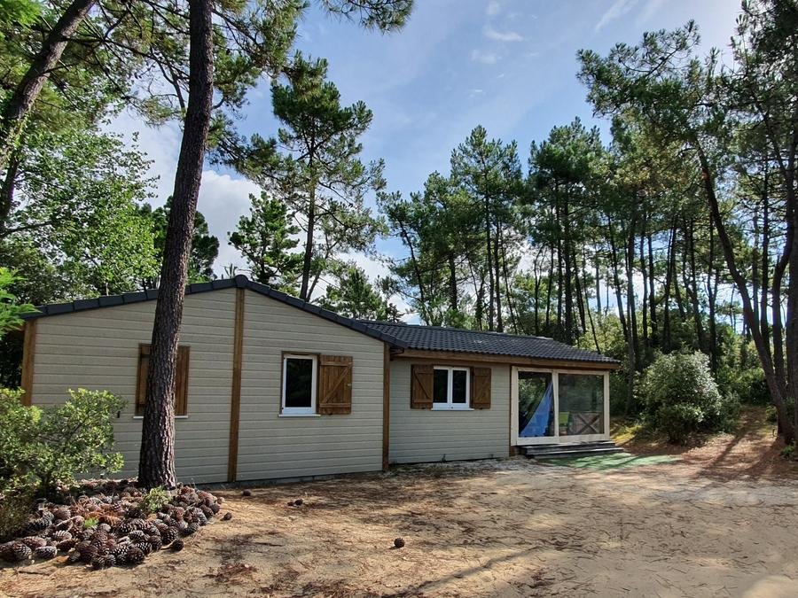 Camping Pas Cher vous présente avec son site Officiel campingpascher.fr, le Camping Domaine Des Pins classé 4 étoiles, situé sur la commune de Saint Hilaire De Riez dans le département Vendée (Pays De La Loire) en France. Le camping Domaine Des Pins, vous présente un hébergement de type chalet de 40 m² pour 7 personnes et télévision. Le camping Domaine Des Pins vous propose du lundi 31 août au lundi 07 septembre 2026 pour 7 nuits à 537.6€. Cette location propose 11 dates différentes pour réserver votre séjour. Découvrez également les 46 autres gammes d'hébergements du camping. Les Avis clients pour le Camping Domaine Des Pins sont de 7 sur 10. Piscine couverte, Piscine extérieure, Animations familiales, Club ados, Club enfants, Aire de jeux enfants, Baby-foot, Canoë-kayak, Centre équestre, Cyclisme, Golf, Ping-pong, Plongée, Pétanque, Randonnée, Structure gonflable enfants, Surf, Voile, Bar, Dépôt de pain, Plats à emporter,... En savoir plus : cliquez-ICI.