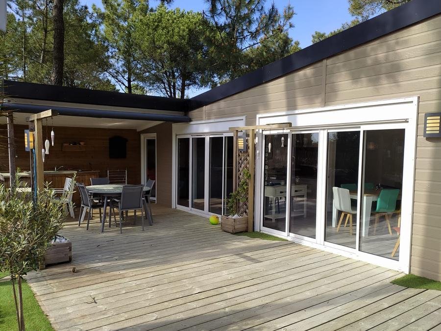 Camping Pas Cher vous présente avec son site Officiel campingpascher.fr, le Camping Domaine Des Pins classé 4 étoiles, situé sur la commune de Saint Hilaire De Riez dans le département Vendée (Pays De La Loire) en France. Le camping Domaine Des Pins vous propose un hébergement de type chalet de 73 m² pour 1 personne avec climatisation (télévision). L'établissement vous propose 40 autres types d'hébergements. Découvrez tous nos séjours à petits prix dans la commune et aux alentours de Saint Hilaire De Riez du département : Vendée (Pays De La Loire). Les Avis clients pour le Camping Domaine Des Pins sont excellents avec une note moyenne de 8 sur 10. Piscine couverte, Piscine extérieure, Animations familiales, Club ados, Club enfants, Aire de jeux enfants, Baby-foot, Canoë-kayak, Centre équestre, Cyclisme, Golf, Ping-pong, Plongée, Pétanque, Randonnée, Surf, Voile, Bar, Plats à emporter,... En savoir plus : cliquez-ICI.