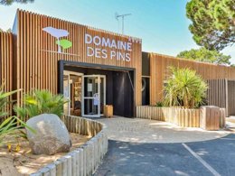 Camping Pas Cher vous présente avec son site Officiel campingpascher.fr, le Camping Domaine Des Pins classé 4 étoiles, situé sur la commune de Saint Hilaire De Riez dans le département Vendée (Pays De La Loire) en France. Le camping Domaine Des Pins vous propose un hébergement de type chalet de 30 m² pour 5 personnes (télévision). L'établissement vous propose 46 autres types d'hébergements. Découvrez tous nos séjours à petits prix dans la commune et aux alentours de Saint Hilaire De Riez du département : Vendée (Pays De La Loire). Les Avis clients pour le Camping Domaine Des Pins sont excellents avec une note moyenne de 8 sur 10. Piscine couverte, Piscine extérieure, Animations familiales, Club ados, Club enfants, Aire de jeux enfants, Baby-foot, Canoë-kayak, Centre équestre, Cyclisme, Golf, Ping-pong, Plongée, Pétanque, Randonnée, Surf, Voile, Bar, Plats à emporter,... En savoir plus : cliquez-ICI.