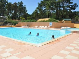 Camping Pas Cher vous présente avec son site Officiel campingpascher.fr, le Camping Domaine Des Pins classé 4 étoiles, situé sur la commune de Saint Hilaire De Riez dans le département Vendée (Pays De La Loire) en France. Le camping Domaine Des Pins vous propose un hébergement de type appartement de 26 m² (télévision). L'établissement vous propose 32 autres types d'hébergements. Découvrez tous nos séjours à petits prix dans la commune et aux alentours de Saint Hilaire De Riez du département : Vendée (Pays De La Loire). Les Avis clients pour le Camping Domaine Des Pins sont de 7 sur 10. Piscine couverte, Piscine extérieure, Animations familiales, Club ados, Club enfants, Aire de jeux enfants, Baby-foot, Canoë-kayak, Centre équestre, Cyclisme, Golf, Ping-pong, Plongée, Pétanque, Randonnée, Surf, Voile, Bar, Plats à emporter,... En savoir plus : cliquez-ICI.