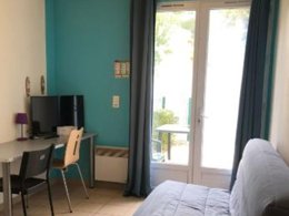 Camping Pas Cher vous présente avec son site Officiel campingpascher.fr, le Camping Domaine Des Pins classé 4 étoiles, situé sur la commune de Saint Hilaire De Riez dans le département Vendée (Pays De La Loire) en France. Le camping Domaine Des Pins, vous présente un hébergement de type studio de 19 m² pour 2 personnes et télévision. Le camping Domaine Des Pins vous propose du lundi 02 février au lundi 09 février 2026 pour 7 nuits à 146.4€. Cette location propose 79 dates différentes pour réserver votre séjour. Découvrez également les 32 autres gammes d'hébergements du camping. Les Avis clients pour le Camping Domaine Des Pins sont de 7 sur 10. Piscine couverte, Piscine extérieure, Animations familiales, Club ados, Club enfants, Aire de jeux enfants, Baby-foot, Canoë-kayak, Centre équestre, Cyclisme, Golf, Ping-pong, Plongée, Pétanque, Randonnée, Surf, Voile, Bar, Plats à emporter,... En savoir plus : cliquez-ICI.