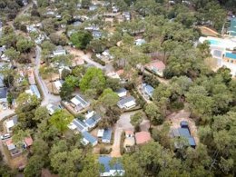 Camping Pas Cher vous présente avec son site Officiel campingpascher.fr, le Camping Domaine Des Pins classé 4 étoiles, situé sur la commune de Saint Hilaire De Riez dans le département Vendée (Pays De La Loire) en France. Le camping Domaine Des Pins vous propose un hébergement de type mobil-home de 30 m² pour 4 personnes (télévision). L'établissement vous propose 21 autres types d'hébergements. Découvrez tous nos séjours à petits prix dans la commune et aux alentours de Saint Hilaire De Riez du département : Vendée (Pays De La Loire). Les Avis clients pour le Camping Domaine Des Pins sont de 7 sur 10. Piscine couverte, Piscine extérieure, Animations familiales, Club ados, Club enfants, Aire de jeux enfants, Baby-foot, Canoë-kayak, Centre équestre, Cyclisme, Golf, Ping-pong, Plongée, Pétanque, Randonnée, Structure gonflable enfants, Surf, Voile, Bar, Dépôt de pain, Plats à emporter,... En savoir plus : cliquez-ICI.