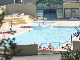 Camping Pas Cher vous présente avec son site Officiel campingpascher.fr, le Camping Domaine Des Pins classé 4 étoiles, situé sur la commune de Saint Hilaire De Riez dans le département Vendée (Pays De La Loire) en France. Le camping Domaine Des Pins vous propose un hébergement de type appartement de 26 m² pour 4 personnes (télévision). L'établissement vous propose 32 autres types d'hébergements. Découvrez tous nos séjours à petits prix dans la commune et aux alentours de Saint Hilaire De Riez du département : Vendée (Pays De La Loire). Les Avis clients pour le Camping Domaine Des Pins sont de 7 sur 10. Piscine couverte, Piscine extérieure, Animations familiales, Club ados, Club enfants, Aire de jeux enfants, Baby-foot, Canoë-kayak, Centre équestre, Cyclisme, Golf, Ping-pong, Plongée, Pétanque, Randonnée, Surf, Voile, Bar, Plats à emporter,... En savoir plus : cliquez-ICI.