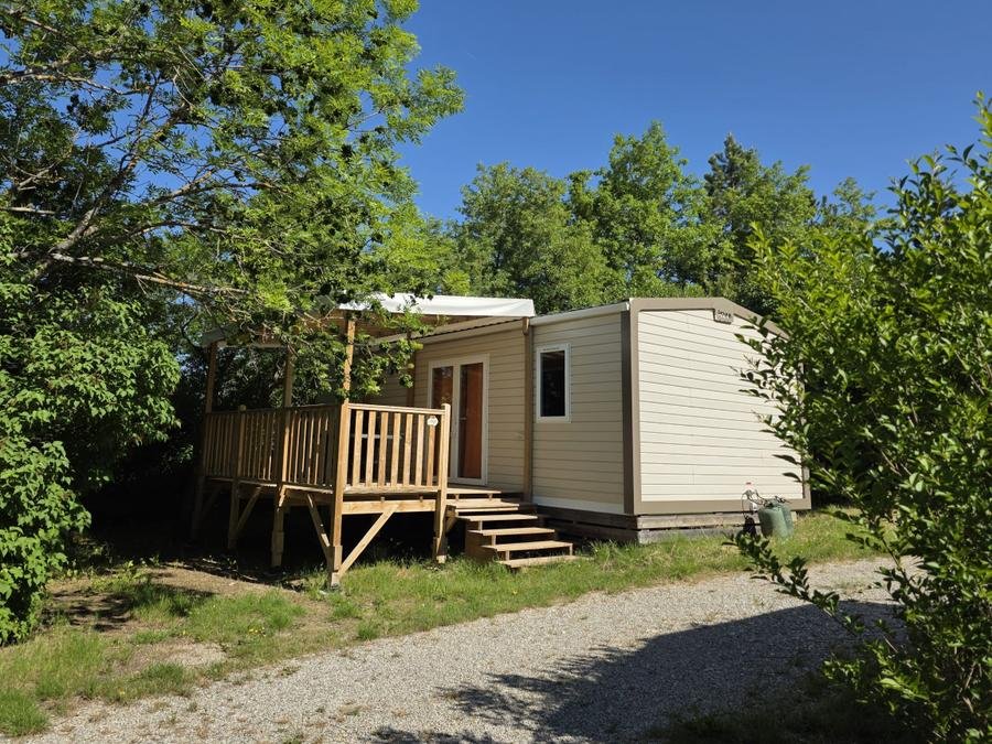 Camping Pas Cher vous présente avec son site Officiel campingpascher.fr, le Camping Les Cigales classé 2 étoiles, situé sur la commune de Garde Colombe dans le département Hautes-alpes (Provence Alpes Côte D'azur) en France. Le camping Les Cigales, vous présente un hébergement de type mobil-home avec climatisation et télévision. Le camping Les Cigales vous propose du sam. 20 juin au sam. 27 juin 2026, en promotion à -20% pour 7 nuits à 480 € au lieu de 600,0 € soit une Économie de 120 €. Cette location propose 19 dates différentes pour réserver votre séjour. Découvrez également les 7 autres gammes d'hébergements du camping. Les Avis clients pour le Camping Les Cigales sont excellents avec une note moyenne de 8 sur 10. Rivière, Piscine extérieure, Animations familiales, Aire de jeux enfants, Canoë-kayak, Ping-pong, Pétanque, Randonnée, Terrain de badminton, Terrain de beach-volley, Terrain de football, Terrain multisports, Trampoline, Bar, Dépôt de pain, Snack/Bar,... En savoir plus : cliquez-ICI.