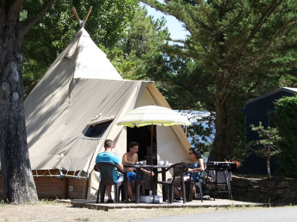 Camping Pas Cher vous présente avec son site Officiel campingpascher.fr, le Camping BONNES VACANCES Sur Le Le Clos Des Pins **** classé 4 étoiles, situé sur la commune de Saint Hilaire De Riez dans le département Vendée (Pays De La Loire) en France. Le camping BONNES VACANCES Sur Le Le Clos Des Pins **** vous propose un hébergement de type hébergement insolite de 19 m² pour 4 personnes. L'établissement vous propose 2 autres types d'hébergements. Découvrez tous nos séjours à petits prix dans la commune et aux alentours de Saint Hilaire De Riez du département : Vendée (Pays De La Loire). Les Avis clients pour le Camping BONNES VACANCES Sur Le Le Clos Des Pins **** sont excellents avec une note moyenne de 8 sur 10. Mer, Piscine couverte, Piscine extérieure, Animations familiales, Club enfants, Aire de jeux enfants, Baby-foot, Canoë-kayak, Centre équestre, Cyclisme, Ping-pong, Piscine, Pétanque, Randonnée, Salle de jeux vidéo, Structure gonflable enfants, Surf, Terrain multisports, Bar, Bureau de tabac, Dépôt de pain, Plats à emporter, Supermarché, Épicerie,... En savoir plus : cliquez-ICI.