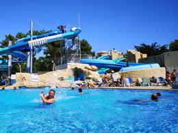Camping Pas Cher vous présente avec son site Officiel campingpascher.fr, le Camping BONNES VACANCES Sur Le Le Clos Des Pins **** classé 4 étoiles, situé sur la commune de Saint Hilaire De Riez dans le département Vendée (Pays De La Loire) en France. Le camping BONNES VACANCES Sur Le Le Clos Des Pins **** vous propose un hébergement de type hébergement insolite de 33 m² pour 6 personnes. L'établissement vous propose 2 autres types d'hébergements. Découvrez tous nos séjours à petits prix dans la commune et aux alentours de Saint Hilaire De Riez du département : Vendée (Pays De La Loire). Les Avis clients pour le Camping BONNES VACANCES Sur Le Le Clos Des Pins **** sont excellents avec une note moyenne de 8 sur 10. Mer, Piscine couverte, Piscine extérieure, Animations familiales, Club enfants, Aire de jeux enfants, Baby-foot, Canoë-kayak, Centre équestre, Cyclisme, Ping-pong, Piscine, Pétanque, Randonnée, Salle de jeux vidéo, Structure gonflable enfants, Surf, Terrain multisports, Bar, Bureau de tabac, Dépôt de pain, Plats à emporter, Supermarché, Épicerie,... En savoir plus : cliquez-ICI.