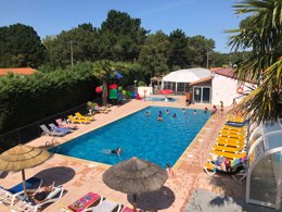 Camping Pas Cher vous présente avec son site Officiel campingpascher.fr, le Établissement L'Orée Des Pins, situé sur la commune de Saint Hilaire De Riez dans le département Vendée (Pays De La Loire) en France. L'établissement L'Orée Des Pins vous propose un hébergement de type mobilhome de 24 m². L'établissement vous propose 2 autres types d'hébergements. Découvrez tous nos séjours à petits prix dans la commune et aux alentours de Saint Hilaire De Riez du département : Vendée (Pays De La Loire).... En savoir plus : cliquez-ICI.
