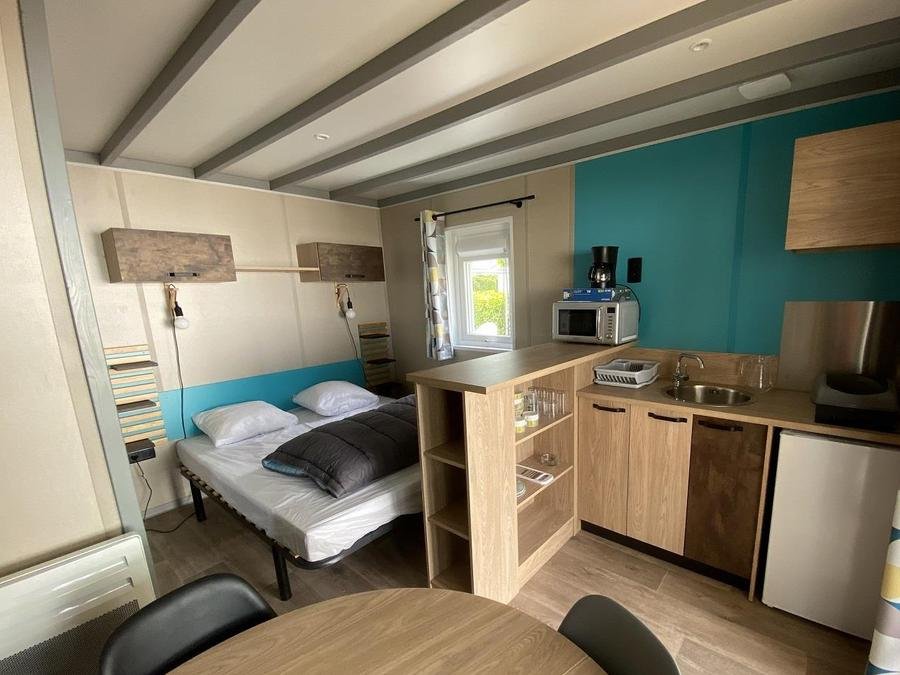 Camping Pas Cher vous présente avec son site Officiel campingpascher.fr, le Camping Villa Campista classé 3 étoiles, situé sur la commune de Saint Hilaire De Riez dans le département Vendée (Pays De La Loire) en France. Le camping Villa Campista, vous présente un hébergement de type chalet de 16 m² pour 2 personnes et télévision. Le camping Villa Campista vous propose du lundi 15 juin au lundi 22 juin 2026 pour 7 nuits à 283.57€. Cette location propose 9 dates différentes pour réserver votre séjour. Découvrez également les 11 autres gammes d'hébergements du camping. Les Avis clients pour le Camping Villa Campista sont excellents avec une note moyenne de 8 sur 10. MerÉtang, Piscine chauffée, Piscine extérieure, Animations familiales, Aire de jeux enfants, Baby-foot, Centre équestre, Court de tennis, Cyclisme, Golf, Ping-pong, Piscine, Pétanque, Sports nautiques, Bar, Boulangerie, Bureau de tabac, Pizzeria, Plats à emporter, Restaurant, Station-service, Supermarché,... En savoir plus : cliquez-ICI.