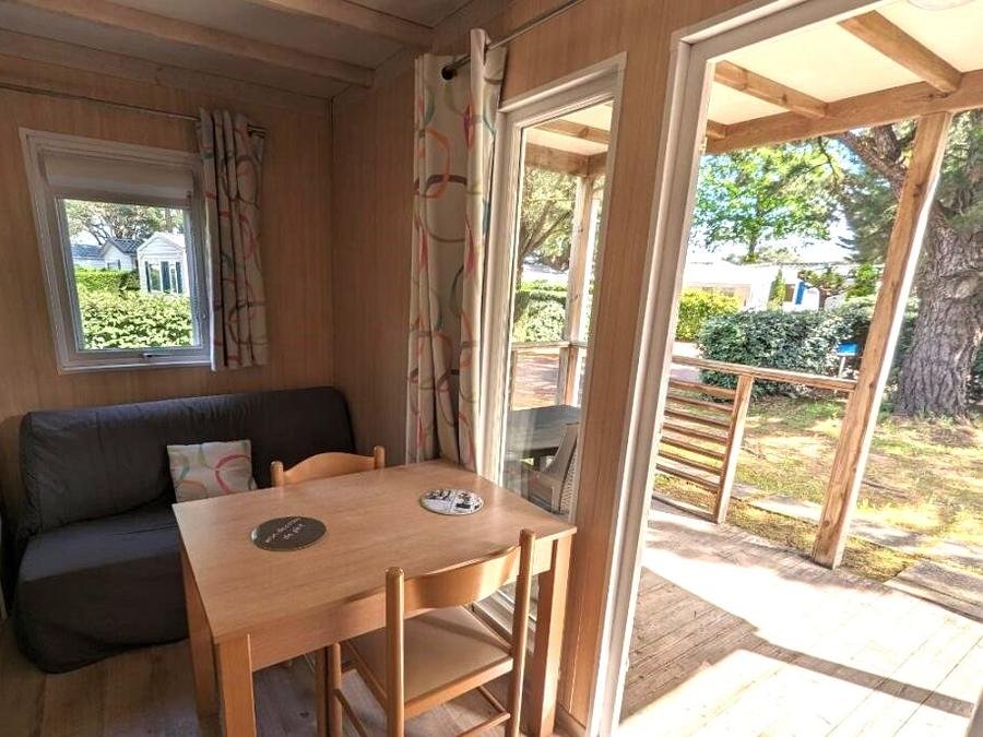 Camping Pas Cher vous présente avec son site Officiel campingpascher.fr, le Camping Villa Campista classé 3 étoiles, situé sur la commune de Saint Hilaire De Riez dans le département Vendée (Pays De La Loire) en France. Le camping Villa Campista, vous présente un hébergement de type chalet de 16 m² pour 2 personnes et télévision. Le camping Villa Campista vous propose du sam. 13 juin au sam. 20 juin 2026 pour 7 nuits à 245€. Cette location propose 9 dates différentes pour réserver votre séjour. Découvrez également les 11 autres gammes d'hébergements du camping. Les Avis clients pour le Camping Villa Campista sont excellents avec une note moyenne de 8 sur 10. MerÉtang, Piscine chauffée, Piscine extérieure, Animations familiales, Aire de jeux enfants, Baby-foot, Centre équestre, Court de tennis, Cyclisme, Golf, Ping-pong, Piscine, Pétanque, Sports nautiques, Bar, Boulangerie, Bureau de tabac, Pizzeria, Plats à emporter, Restaurant, Station-service, Supermarché,... En savoir plus : cliquez-ICI.