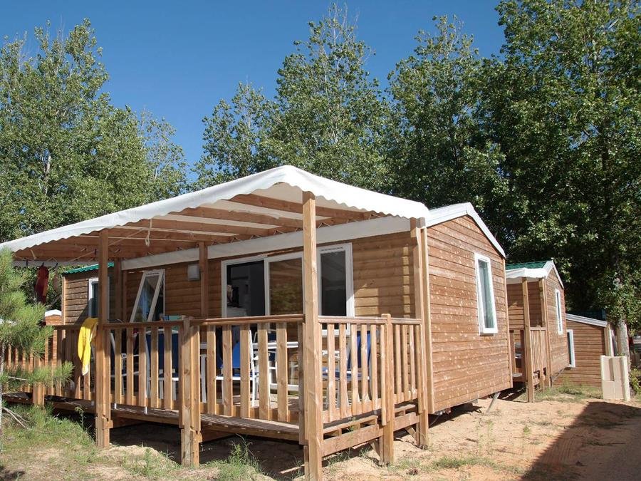 Camping Pas Cher vous présente avec son site Officiel campingpascher.fr, le Camping Demoiselles Plage classé 3 étoiles, situé sur la commune de Saint Hilaire De Riez dans le département Vendée (Pays De La Loire) en France. Le camping Demoiselles Plage, vous présente un hébergement de type mobil-home de 30 m² et télévision. Le camping Demoiselles Plage vous propose du vendredi 12 juin au vendredi 19 juin 2026, en promotion à -18% pour 7 nuits à 381,50 € au lieu de 468,0 € soit une Économie de 86,50 €. Cette location propose 29 dates différentes pour réserver votre séjour. Découvrez également les 6 autres gammes d'hébergements du camping. Les Avis clients pour le Camping Demoiselles Plage sont de 7 sur 10. Mer, Piscine chauffée, Piscine extérieure, Animations familiales, Club ados, Club enfants, Aire de jeux enfants, Canoë-kayak, Centre équestre, Golf, Ping-pong, Planche à voile, Pétanque, Randonnée, Terrain de beach-volley, Terrain multisports, Voile, kiteSurf, Boulangerie, Snack/Bar, Épicerie,... En savoir plus : cliquez-ICI.