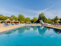 Camping Pas Cher vous présente avec son site Officiel campingpascher.fr, le Camping Demoiselles Plage classé 3 étoiles, situé sur la commune de Saint Hilaire De Riez dans le département Vendée (Pays De La Loire) en France. Le camping Demoiselles Plage, vous présente un hébergement de type tente en toile et bois de 21 m² pour 1 personne. Le camping Demoiselles Plage vous propose du vendredi 12 juin au vendredi 19 juin 2026, en promotion à -18% pour 7 nuits à 200 € au lieu de 245,5 € soit une Économie de 45,50 €. Cette location propose 59 dates différentes pour réserver votre séjour. Découvrez également les 6 autres gammes d'hébergements du camping. Les Avis clients pour le Camping Demoiselles Plage sont de 7 sur 10. Mer, Piscine chauffée, Piscine extérieure, Animations familiales, Club ados, Club enfants, Aire de jeux enfants, Canoë-kayak, Centre équestre, Golf, Ping-pong, Planche à voile, Pétanque, Randonnée, Terrain de beach-volley, Terrain multisports, Voile, kiteSurf, Boulangerie, Snack/Bar, Épicerie,... En savoir plus : cliquez-ICI.