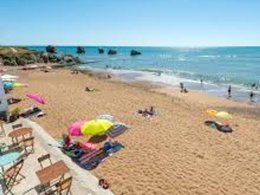 Camping Pas Cher vous présente avec son site Officiel campingpascher.fr, le Camping Demoiselles Plage classé 3 étoiles, situé sur la commune de Saint Hilaire De Riez dans le département Vendée (Pays De La Loire) en France. Le camping Demoiselles Plage, vous présente un hébergement de type mobil-home de 30 m² et télévision. Le camping Demoiselles Plage vous propose du mardi 26 mai au mardi 02 juin 2026 pour 7 nuits à 452€. Cette location propose 120 dates différentes pour réserver votre séjour. Découvrez également les 6 autres gammes d'hébergements du camping. Les Avis clients pour le Camping Demoiselles Plage sont de 7 sur 10. Mer, Piscine chauffée, Piscine extérieure, Animations familiales, Club ados, Club enfants, Aire de jeux enfants, Canoë-kayak, Centre équestre, Golf, Ping-pong, Planche à voile, Pétanque, Randonnée, Terrain de beach-volley, Terrain multisports, Voile, kiteSurf, Boulangerie, Snack/Bar, Épicerie,... En savoir plus : cliquez-ICI.