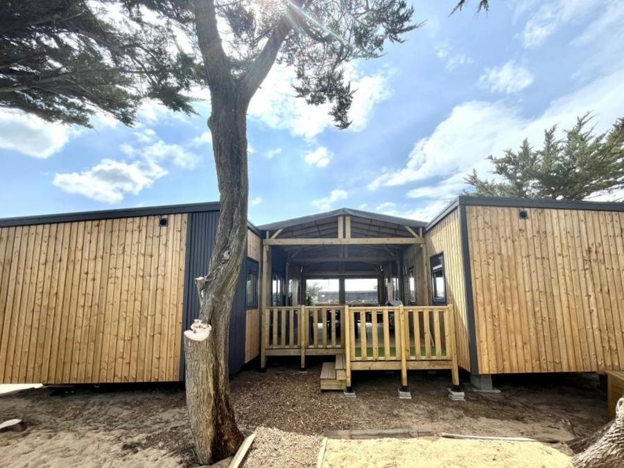 Camping Pas Cher vous présente avec son site Officiel campingpascher.fr, le Camping Mahana By La Pège classé 4 étoiles, situé sur la commune de Saint Hilaire De Riez dans le département Vendée (Pays De La Loire) en France. Le camping Mahana By La Pège vous propose un hébergement de type mobil-home de 64 m² pour 1 personne (télévision). L'établissement vous propose 14 autres types d'hébergements. Découvrez tous nos séjours à petits prix dans la commune et aux alentours de Saint Hilaire De Riez du département : Vendée (Pays De La Loire). Les Avis clients pour le Camping Mahana By La Pège sont excellents avec une note moyenne de 8 sur 10. MerRivière, Piscine chauffée, Piscine couverte, Animations familiales, Club enfants, Aire de jeux enfants, Cyclisme, Golf, Ping-pong, Randonnée, Structure gonflable enfants, Bar, Dépôt de pain, Plats à emporter, Snack/Bar, Station-service, Supermarché, Épicerie,... En savoir plus : cliquez-ICI.