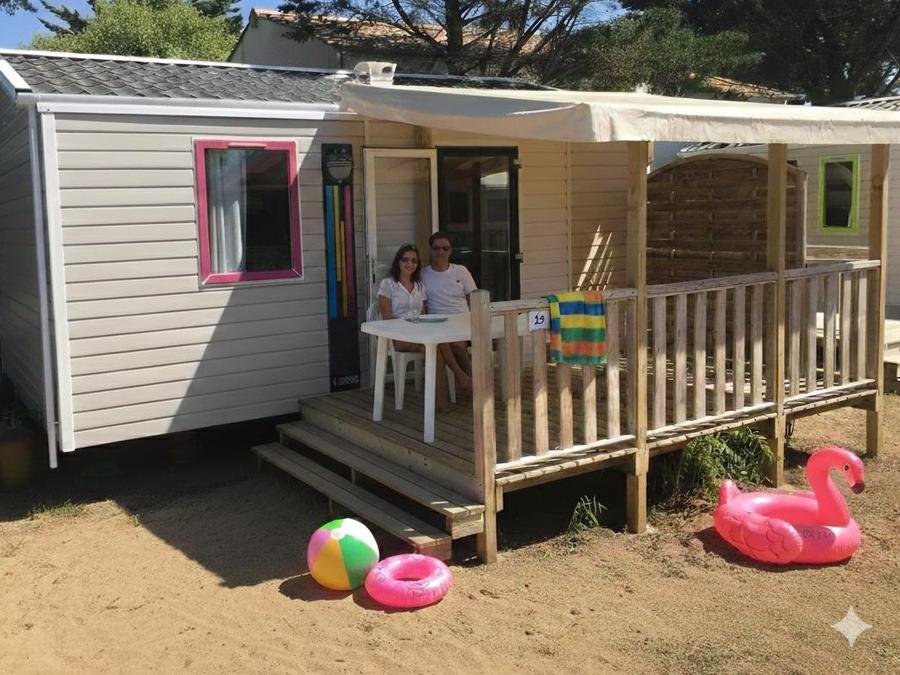 Camping Pas Cher vous présente avec son site Officiel campingpascher.fr, le Camping Mahana By La Pège classé 4 étoiles, situé sur la commune de Saint Hilaire De Riez dans le département Vendée (Pays De La Loire) en France. Le camping Mahana By La Pège, vous présente un hébergement de type mobil-home de 20 m² pour 1 personne et télévision. Le camping Mahana By La Pège vous propose du sam. 12 septembre au sam. 19 septembre 2026 pour 7 nuits à 301€. Cette location propose 10 dates différentes pour réserver votre séjour. Découvrez également les 14 autres gammes d'hébergements du camping. Les Avis clients pour le Camping Mahana By La Pège sont excellents avec une note moyenne de 8 sur 10. MerRivière, Piscine chauffée, Piscine couverte, Animations familiales, Club enfants, Aire de jeux enfants, Cyclisme, Golf, Ping-pong, Randonnée, Structure gonflable enfants, Bar, Dépôt de pain, Plats à emporter, Snack/Bar, Station-service, Supermarché, Épicerie,... En savoir plus : cliquez-ICI.