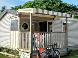 Camping Pas Cher vous présente avec son site Officiel campingpascher.fr, le Camping Mahana By La Pège classé 4 étoiles, situé sur la commune de Saint Hilaire De Riez dans le département Vendée (Pays De La Loire) en France. Le camping Mahana By La Pège, vous présente un hébergement de type mobil-home de 28 m² pour 1 personne et télévision. Le camping Mahana By La Pège vous propose du lundi 25 mai au lundi 01 juin 2026 pour 7 nuits à 394€. Cette location propose 69 dates différentes pour réserver votre séjour. Découvrez également les 12 autres gammes d'hébergements du camping. Les Avis clients pour le Camping Mahana By La Pège sont excellents avec une note moyenne de 8 sur 10. MerRivière, Piscine chauffée, Piscine couverte, Animations familiales, Club enfants, Aire de jeux enfants, Cyclisme, Golf, Ping-pong, Randonnée, Structure gonflable enfants, Bar, Dépôt de pain, Plats à emporter, Snack/Bar, Station-service, Supermarché, Épicerie,... En savoir plus : cliquez-ICI.