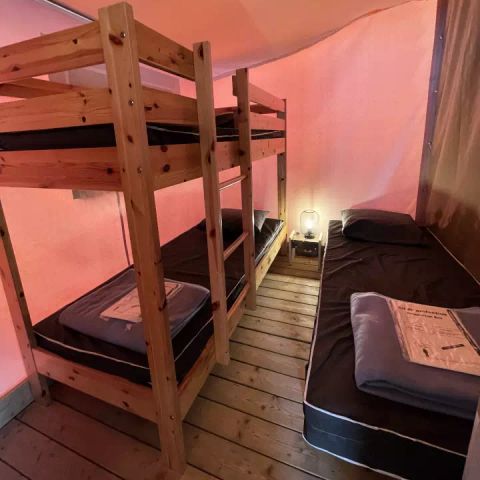 Cliquez pour découvrir toutes les photos de l'HÉBERGEMENT ! tente toile et bois - La Parée Du Both photo 3