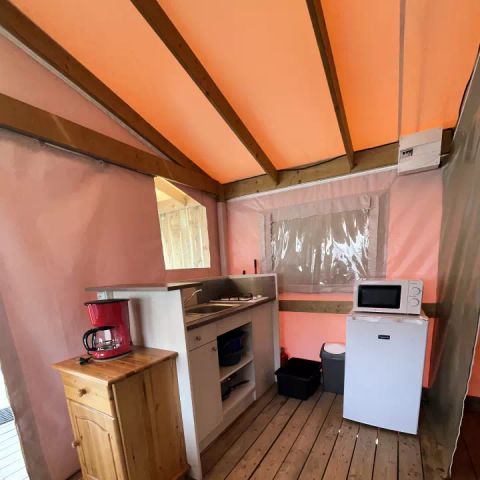 Cliquez pour découvrir toutes les photos de l'HÉBERGEMENT ! tente toile et bois - La Parée Du Both photo 4