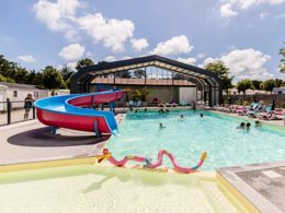 Camping Pas Cher vous présente avec son site Officiel campingpascher.fr, le Camping La Parée Du Both classé 3 étoiles, situé sur la commune de Saint Hilaire De Riez dans le département Vendée (Pays De La Loire) en France. Le camping La Parée Du Both, vous présente un hébergement de type mobil-home de 58 m² et télévision. Le camping La Parée Du Both vous propose du sam. 29 août au sam. 05 septembre 2026, en promotion à -20% pour 7 nuits à 1000 € au lieu de 1250,0 € soit une Économie de 250 €. Cette location propose 7 dates différentes pour réserver votre séjour. Découvrez également les 17 autres gammes d'hébergements du camping. Les Avis clients pour le Camping La Parée Du Both sont excellents avec une note moyenne de 8 sur 10. Piscine chauffée, Piscine couverte, Animations familiales, Club enfants, Aire de jeux enfants, Canoë-kayak, Centre équestre, Court de tennis, Golf, Pétanque, Salle de jeux vidéo, Terrain multisports, Trampoline, Bar, Dépôt de pain, Snack/Bar, Épicerie,... En savoir plus : cliquez-ICI.