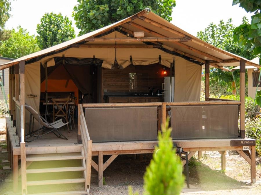 Camping Pas Cher vous présente avec son site Officiel campingpascher.fr, le Camping Kabana Village classé 4 étoiles, situé sur la commune de Saint Hilaire De Riez dans le département Vendée (Pays De La Loire) en France. Le camping Kabana Village, vous présente un hébergement de type tente en toile et bois de 46 m² pour 6 personnes. Le camping Kabana Village vous propose du vendredi 05 juin au vendredi 12 juin 2026 avec une PROMO de DERNIÈRE MINUTE, en promotion à -5% pour 7 nuits à 262 € au lieu de 276 € soit une Économie de 14 €. Cette location propose 42 dates différentes pour réserver votre séjour. Découvrez également les 8 autres gammes d'hébergements du camping. Les Avis clients pour le Camping Kabana Village sont excellents avec une note moyenne de 8 sur 10. Piscine couverte, Piscine extérieure, Animations familiales, Club enfants, Aire de jeux enfants, Baby-foot, Canoë-kayak, Centre équestre, Court de tennis, Golf, Ping-pong, Piscine, Pétanque, Structure gonflable enfants, Terrain multisports, Bar, Dépôt de pain, Pizzeria, Plats à emporter, Snack/Bar, Supermarché, Épicerie,... En savoir plus : cliquez-ICI.