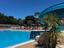 Camping Pas Cher vous présente avec son site Officiel campingpascher.fr, le Camping Kabana Village classé 4 étoiles, situé sur la commune de Saint Hilaire De Riez dans le département Vendée (Pays De La Loire) en France. Le camping Kabana Village, vous présente un hébergement de type tente en toile et bois de 34 m² pour 5 personnes. Le camping Kabana Village vous propose du vendredi 05 juin au vendredi 12 juin 2026 avec un DÉPART DEMAIN pour 7 nuits à 241€. Cette location propose 39 dates différentes pour réserver votre séjour. Découvrez également les 6 autres gammes d'hébergements du camping. Les Avis clients pour le Camping Kabana Village sont excellents avec une note moyenne de 8 sur 10. Piscine couverte, Piscine extérieure, Animations familiales, Club enfants, Aire de jeux enfants, Baby-foot, Canoë-kayak, Centre équestre, Court de tennis, Golf, Ping-pong, Piscine, Pétanque, Structure gonflable enfants, Terrain multisports, Bar, Dépôt de pain, Pizzeria, Plats à emporter, Snack/Bar, Supermarché, Épicerie,... En savoir plus : cliquez-ICI.