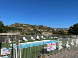 Camping Pas Cher vous présente avec son site Officiel campingpascher.fr, le Camping Parc Résidentiel De Loisirs Val Saint Georges classé 3 étoiles, situé sur la commune de Saint Georges De Luzencon dans le département Aveyron (Midi Pyrénées) en France. Le camping Parc Résidentiel De Loisirs Val Saint Georges, vous présente un hébergement de type mobil-home de 26 m² pour 5 personnes. Le camping Parc Résidentiel De Loisirs Val Saint Georges vous propose du mercredi 01 avril au mercredi 08 avril 2026 pour 7 nuits à 478.5€. Cette location propose 142 dates différentes pour réserver votre séjour. Découvrez également les 4 autres gammes d'hébergements du camping. Les Avis clients pour le Camping Parc Résidentiel De Loisirs Val Saint Georges sont excellents avec une note moyenne de 8 sur 10. Rivière, Piscine extérieure, Aire de jeux enfants, Canoë-kayak, Centre équestre, Court de tennis, Ping-pong, Pétanque, Salle de jeux vidéo, Terrain multisports, Boulangerie, Bureau de tabac, Snack/Bar, Épicerie,... En savoir plus : cliquez-ICI.