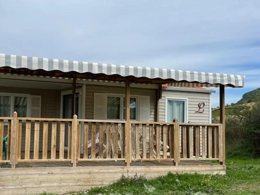 Camping Pas Cher vous présente avec son site Officiel campingpascher.fr, le Camping Parc Résidentiel De Loisirs Val Saint Georges classé 3 étoiles, situé sur la commune de Saint Georges De Luzencon dans le département Aveyron (Midi Pyrénées) en France. Le camping Parc Résidentiel De Loisirs Val Saint Georges, vous présente un hébergement de type mobil-home de 26 m² pour 5 personnes. Le camping Parc Résidentiel De Loisirs Val Saint Georges vous propose du mercredi 01 avril au mercredi 08 avril 2026 pour 7 nuits à 478.5€. Cette location propose 142 dates différentes pour réserver votre séjour. Découvrez également les 4 autres gammes d'hébergements du camping. Les Avis clients pour le Camping Parc Résidentiel De Loisirs Val Saint Georges sont excellents avec une note moyenne de 8 sur 10. Rivière, Piscine extérieure, Aire de jeux enfants, Canoë-kayak, Centre équestre, Court de tennis, Ping-pong, Pétanque, Salle de jeux vidéo, Terrain multisports, Boulangerie, Bureau de tabac, Snack/Bar, Épicerie,... En savoir plus : cliquez-ICI.