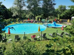 Camping Pas Cher vous présente avec son site Officiel campingpascher.fr, le Camping Le Saint Eloy classé 3 étoiles, situé sur la commune de Saint Germain L'herm dans le département Puy-de-dôme (Auvergne) en France. Le camping Le Saint Eloy, vous présente un hébergement de type chalet de 35 m² pour 2 personnes. Le camping Le Saint Eloy vous propose du sam. 13 juin au sam. 20 juin 2026 pour 7 nuits à 650€. Cette location propose 16 dates différentes pour réserver votre séjour. Découvrez également les 9 autres gammes d'hébergements du camping. Les Avis clients pour le Camping Le Saint Eloy sont excellents avec une note moyenne de 8 sur 10. Piscine chauffée, Piscine extérieure, Animations familiales, Aire de jeux enfants, Court de tennis, Ping-pong, Pétanque, Randonnée, Terrain de volley-ball, Trampoline, Bar, Plats à emporter,... En savoir plus : cliquez-ICI.