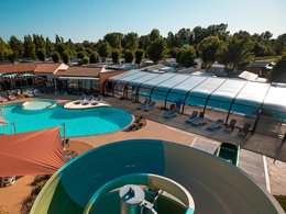 Camping Pas Cher vous présente avec son site Officiel campingpascher.fr, le Camping Les Alizés classé 4 étoiles, situé sur la commune de Saint Hilaire De Riez dans le département Vendée (Pays De La Loire) en France. Le camping Les Alizés, vous présente un hébergement de type mobil-home de 28 m² pour 5 personnes et télévision. Le camping Les Alizés vous propose du dimanche 20 septembre au dimanche 27 septembre 2026 pour 7 nuits à 259€. Cette location propose 9 dates différentes pour réserver votre séjour. Découvrez également les 16 autres gammes d'hébergements du camping. Les Avis clients pour le Camping Les Alizés sont excellents avec une note moyenne de 9 sur 10. Parc aquatique, Piscine couverte, Piscine extérieure, Animations familiales, Club enfants, Aire de jeux enfants, Baby-foot, Centre équestre, Cyclisme, Ping-pong, Pétanque, Randonnée, Salle de jeux vidéo, Structure gonflable enfants, Surf, Terrain multisports, Bar, Dépôt de pain, Plats à emporter, Snack/Bar, Supermarché,... En savoir plus : cliquez-ICI.