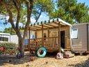 Camping Pas Cher vous présente avec son site Officiel campingpascher.fr, le Camping La Plage De Riez classé 3 étoiles, situé sur la commune de Saint Hilaire De Riez dans le département Vendée (Pays De La Loire) en France. Le camping La Plage De Riez, vous présente un hébergement de type mobil-home de 24 m² pour 4 personnes et télévision. Le camping La Plage De Riez vous propose du sam. 06 juin au sam. 13 juin 2026, en promotion à -22% pour 7 nuits à 269 € au lieu de 348,0 € soit une Économie de 79 €. Cette location propose 12 dates différentes pour réserver votre séjour. Découvrez également les 3 autres gammes d'hébergements du camping. Les Avis clients pour le Camping La Plage De Riez sont de 7 sur 10. Mer, Piscine chauffée, Piscine extérieure, Animations familiales, Aire de jeux enfants, Golf, Ping-pong, Pétanque, Terrain multisports, Bar, Dépôt de pain, Pizzeria, Plats à emporter, Snack/Bar, Épicerie,... En savoir plus : cliquez-ICI.