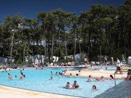 Camping Pas Cher vous présente avec son site Officiel campingpascher.fr, le Camping La Plage De Riez classé 3 étoiles, situé sur la commune de Saint Hilaire De Riez dans le département Vendée (Pays De La Loire) en France. Le camping La Plage De Riez, vous présente un hébergement de type mobil-home de 24 m² pour 4 personnes et télévision. Le camping La Plage De Riez vous propose du sam. 13 juin au sam. 20 juin 2026, en promotion à -29% pour 7 nuits à 251,22 € au lieu de 356,0 € soit une Économie de 104,78 €. Cette location propose 26 dates différentes pour réserver votre séjour. Découvrez également les 3 autres gammes d'hébergements du camping. Les Avis clients pour le Camping La Plage De Riez sont de 7 sur 10. Mer, Piscine chauffée, Piscine extérieure, Animations familiales, Aire de jeux enfants, Golf, Ping-pong, Pétanque, Terrain multisports, Bar, Dépôt de pain, Pizzeria, Plats à emporter, Snack/Bar, Épicerie,... En savoir plus : cliquez-ICI.