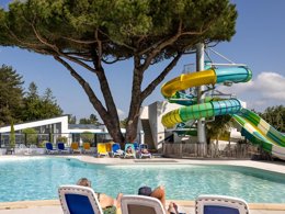 Camping Pas Cher vous présente avec son site Officiel campingpascher.fr, le Camping Domaine Des Salins classé 4 étoiles, situé sur la commune de Saint Hilaire De Riez dans le département Vendée (Pays De La Loire) en France. Le camping Domaine Des Salins vous propose un hébergement de type mobil-home de 30 m² (télévision). L'établissement vous propose 6 autres types d'hébergements. Découvrez tous nos séjours à petits prix dans la commune et aux alentours de Saint Hilaire De Riez du département : Vendée (Pays De La Loire). Les Avis clients pour le Camping Domaine Des Salins sont excellents avec une note moyenne de 8 sur 10. Piscine couverte, Piscine extérieure, Animations familiales, Club ados, Club enfants, Aire de jeux enfants, Canoë-kayak, Centre équestre, Court de tennis, Cyclisme, Golf, Parcours sportif, Ping-pong, Pétanque, Randonnée, Salle de jeux vidéo, Structure gonflable enfants, Terrain de badminton, Terrain multisports, Trampoline, Bar, Dépôt de pain, Plats à emporter, Snack/Bar, Supermarché, Épicerie,... En savoir plus : cliquez-ICI.