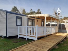 Camping Pas Cher vous présente avec son site Officiel campingpascher.fr, le Camping Domaine Des Salins classé 4 étoiles, situé sur la commune de Saint Hilaire De Riez dans le département Vendée (Pays De La Loire) en France. Le camping Domaine Des Salins vous propose un hébergement de type mobil-home de 30 m² (télévision). L'établissement vous propose 6 autres types d'hébergements. Découvrez tous nos séjours à petits prix dans la commune et aux alentours de Saint Hilaire De Riez du département : Vendée (Pays De La Loire). Les Avis clients pour le Camping Domaine Des Salins sont excellents avec une note moyenne de 8 sur 10. Piscine couverte, Piscine extérieure, Animations familiales, Club ados, Club enfants, Aire de jeux enfants, Canoë-kayak, Centre équestre, Court de tennis, Cyclisme, Golf, Parcours sportif, Ping-pong, Pétanque, Randonnée, Salle de jeux vidéo, Structure gonflable enfants, Terrain de badminton, Terrain multisports, Trampoline, Bar, Dépôt de pain, Plats à emporter, Snack/Bar, Supermarché, Épicerie,... En savoir plus : cliquez-ICI.