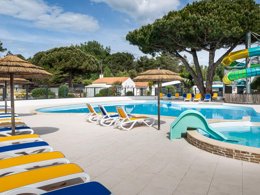 Camping Pas Cher vous présente avec son site Officiel campingpascher.fr, le Camping Domaine Des Salins classé 4 étoiles, situé sur la commune de Saint Hilaire De Riez dans le département Vendée (Pays De La Loire) en France. Le camping Domaine Des Salins vous propose un hébergement de type mobil-home de 30 m² (télévision). L'établissement vous propose 6 autres types d'hébergements. Découvrez tous nos séjours à petits prix dans la commune et aux alentours de Saint Hilaire De Riez du département : Vendée (Pays De La Loire). Les Avis clients pour le Camping Domaine Des Salins sont excellents avec une note moyenne de 8 sur 10. Piscine couverte, Piscine extérieure, Animations familiales, Club ados, Club enfants, Aire de jeux enfants, Canoë-kayak, Centre équestre, Court de tennis, Cyclisme, Golf, Parcours sportif, Ping-pong, Pétanque, Randonnée, Salle de jeux vidéo, Structure gonflable enfants, Terrain de badminton, Terrain multisports, Trampoline, Bar, Dépôt de pain, Plats à emporter, Snack/Bar, Supermarché, Épicerie,... En savoir plus : cliquez-ICI.